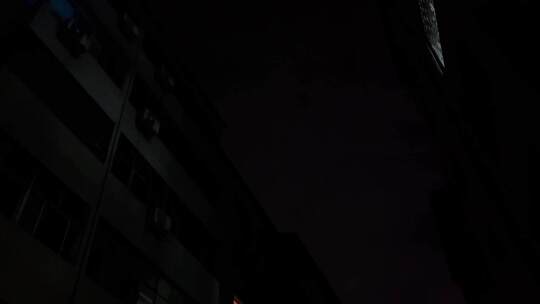 深夜小区单元楼亮着的窗户下摇