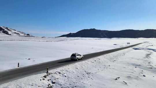 西北公路大雪孤独的车与人雪地行走