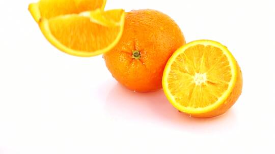 一片片橘子落下