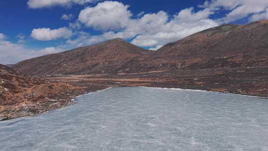 川西高山下冰冻湖泊自然景观