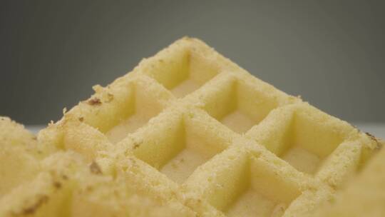 蜂蜜倒在华夫饼上的特写视频素材模板下载