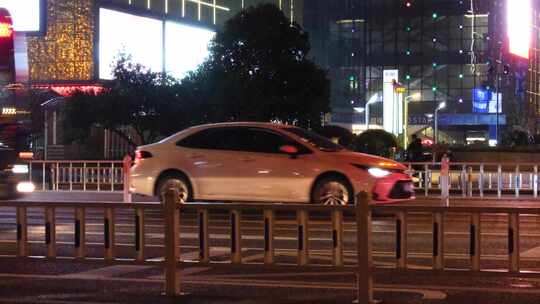 夜晚城市行人过马路汽车车辆车流人流夜晚夜