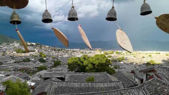 丽江古城山顶的风铃和古城全景