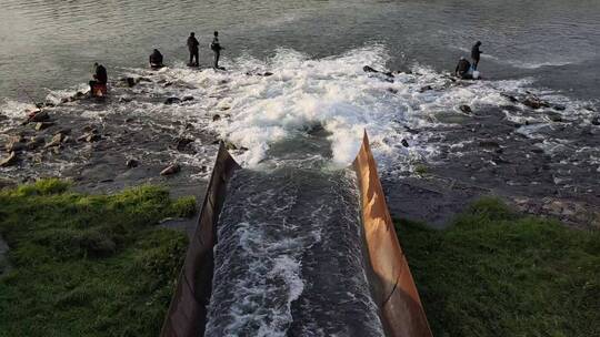 河流中钓鱼的人们