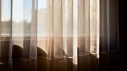 室内阳光透过窗帘光影画面