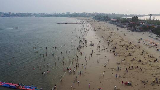 海边人群海岸线海上开游艇航拍