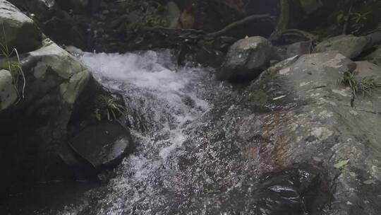 深山里面的小溪瀑布河流