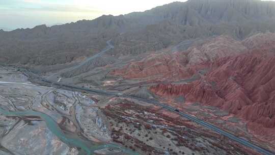 新疆南疆阿克苏库车天山红山石林大峡谷航拍