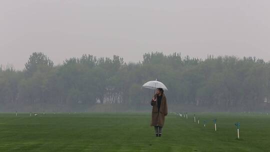 济南黄河大坝网红小草原，阴雨天气拍照
