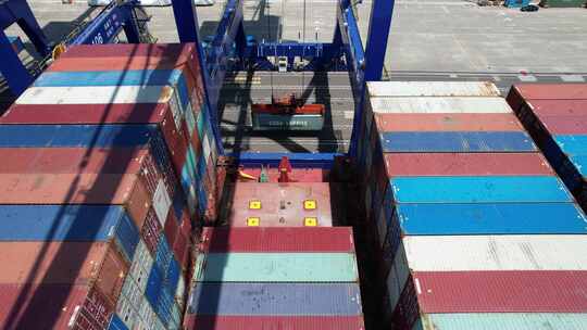 航拍海南儋州洋浦港集装箱码头