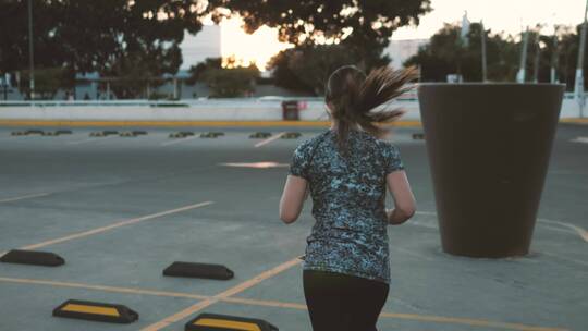 一名女子在停车场慢跑