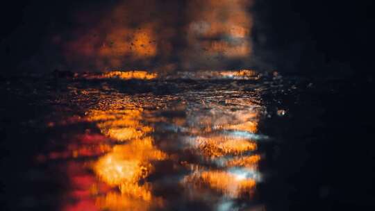 下雨地面积水和倒影霓虹灯