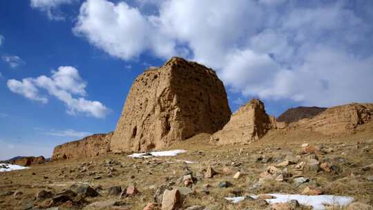 山西荒凉土地上的古老土墙建筑T