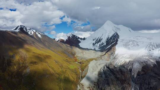 航拍西藏秋天的萨普神山风景