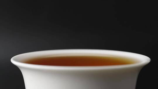升格拍摄茶水滴落茶杯茶汤唯美写意品茶视频