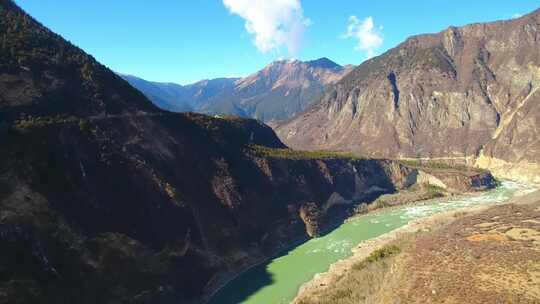 航拍西藏林芝雅鲁藏布江雅鲁藏布大峡谷雪山视频素材模板下载