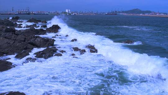 烟台山海景风光与海岸礁石浪花慢镜头