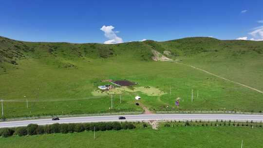 草原公路汽车行驶航拍