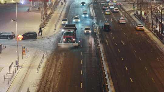 雪天环卫工人冬季夜晚清扫道路积雪