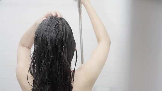 女人在浴室淋浴洗澡洗头