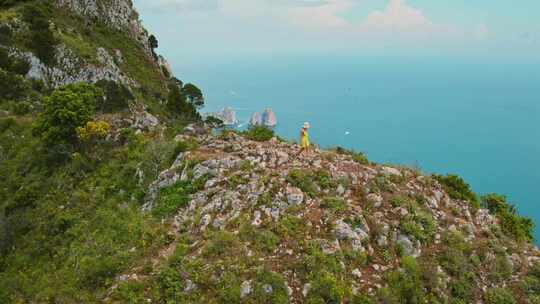 观光，女人，崎岖的山顶，海岸