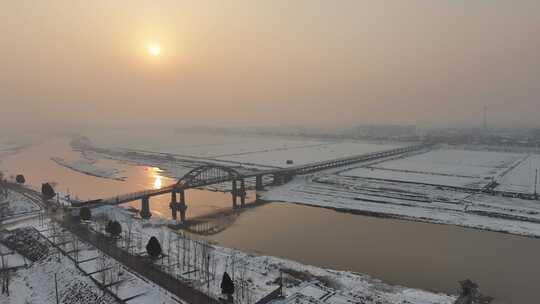 雪后冬日夕阳西下的桥和河流