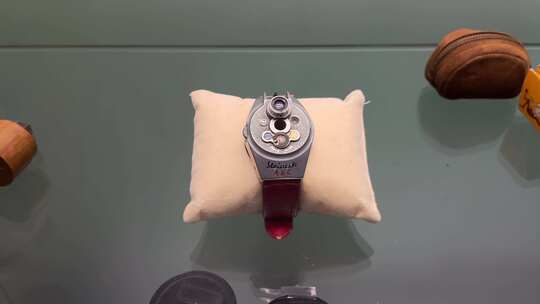 手表样式的小型间谍相机