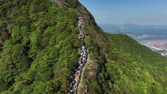 航拍爬山的人群 深圳梧桐山