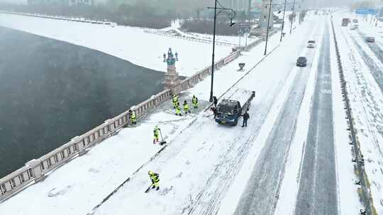 雪天大桥上除雪环卫工人视频素材模板下载