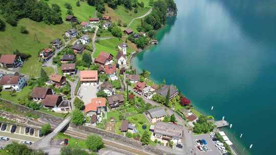 无人机自然美景瑞士景观、山脉和蓝色湖泊的村庄景观
