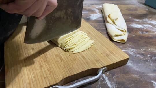 面条 手擀面 妈妈擀面 切面条 传统