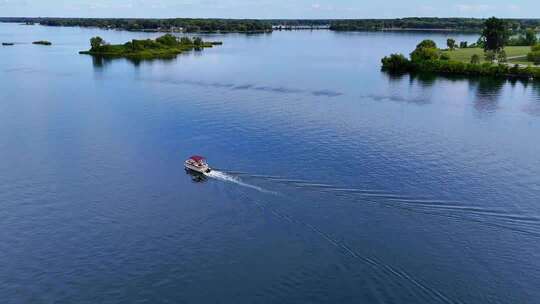 湖面小船行驶俯瞰画面