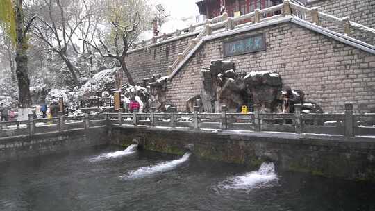 济南雪后的护城河，老城区黑虎泉泉水景观视频素材模板下载