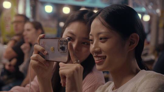 女孩使用手机录视频