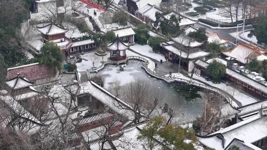 武汉航拍黄鹤楼古建筑雪景下雪红楼长江大桥