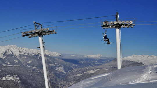 法国阿尔卑斯山升降椅的时间流逝，冬天背景是山谷和蓝天