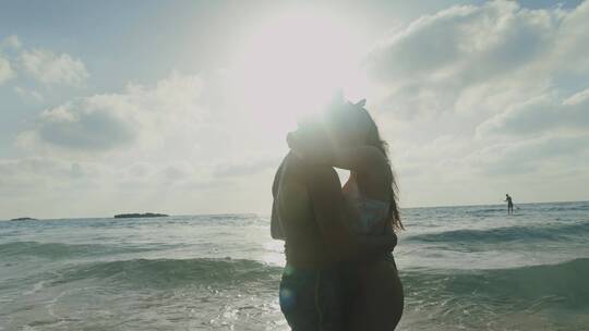 情侣在海边拥吻
