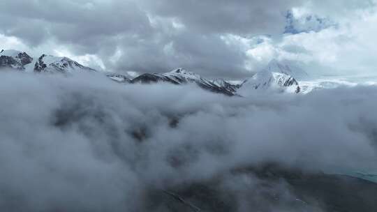 西藏那曲萨普神山耸立在云海中的雪山景观