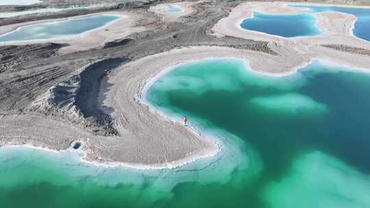 青海海西大柴旦翡翠湖水面沙地航拍视频