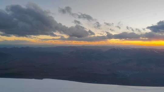 新疆帕米尔高原慕士塔格峰雪山C2营地日落