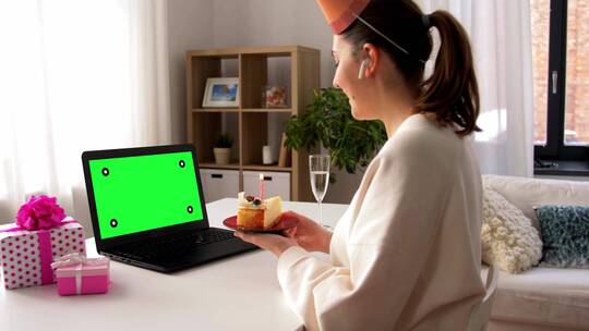 女人对着绿屏电脑笑视频素材模板下载