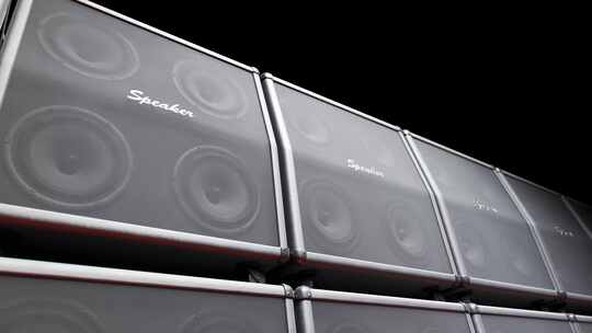 以无尽墙壁图案的形式堆叠在舞台上的播放柜