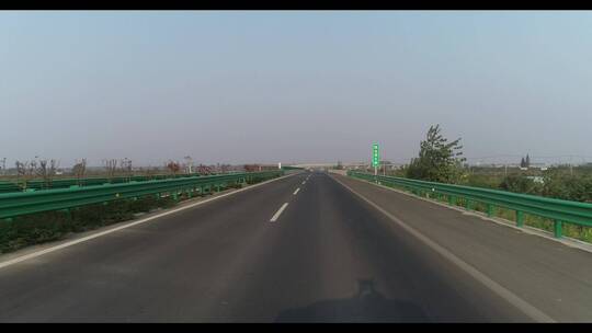 刚修建好的长江大桥引桥