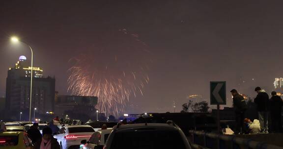 除夕夜。重庆在两江之中放烟庆祝新年