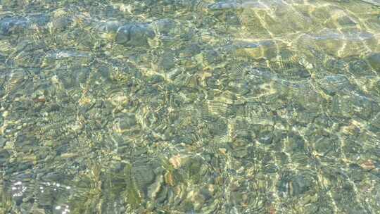 赛里木湖波光粼粼清澈见底水面