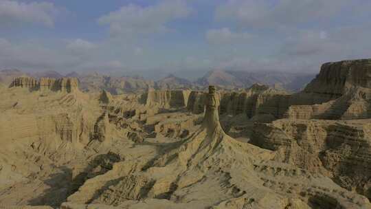 俾路支省欣戈尔国家公园地质岩石形式的鸟瞰图。圆圈多莉