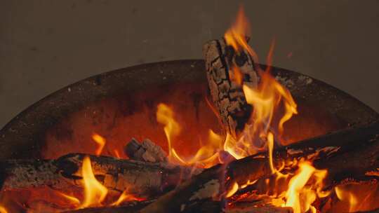 燃烧的火焰火堆木材木炭