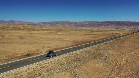 新疆阿勒泰荒野公路自驾游旅行风光