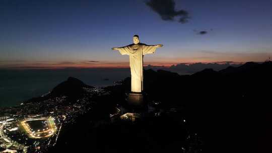 日落在基督救世主雕像在里约热内卢巴西。