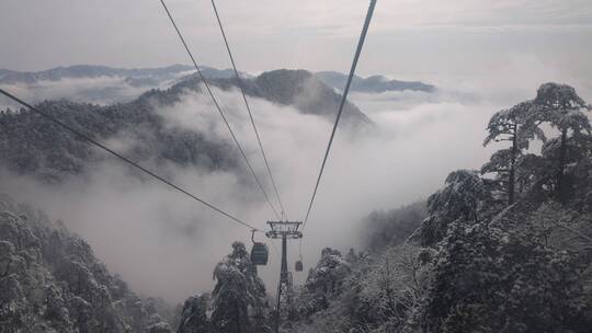 黄山缆车穿梭雪中云海